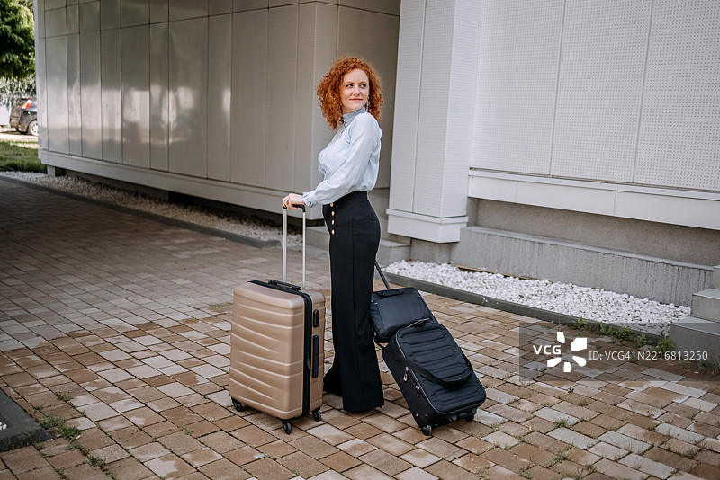 商务人士携带行李进行商务旅行图片素材