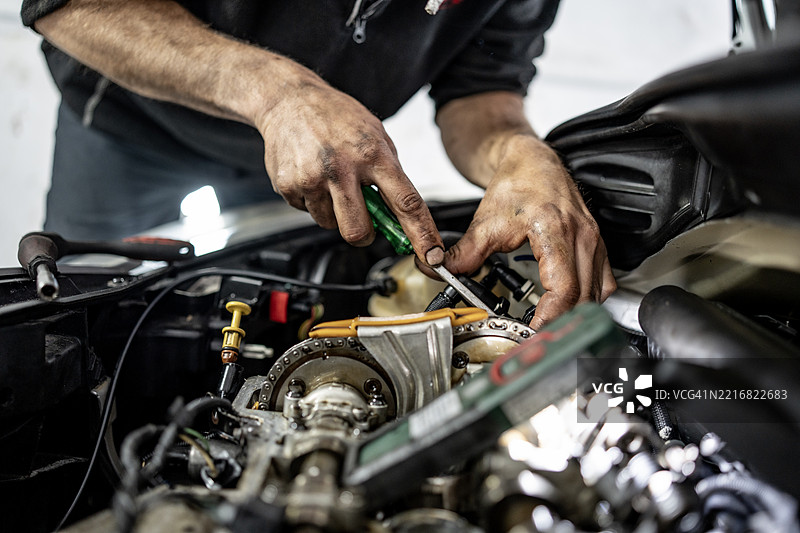 技师在车间内精确修理车辆发动机图片素材