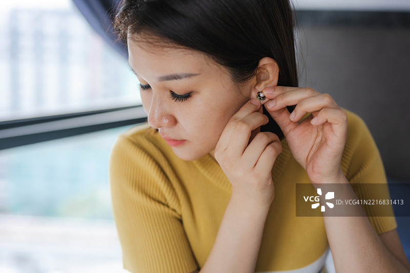 女人戴耳环图片素材