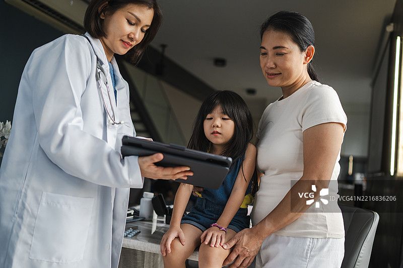 儿科医生展示医学检测结果图片素材