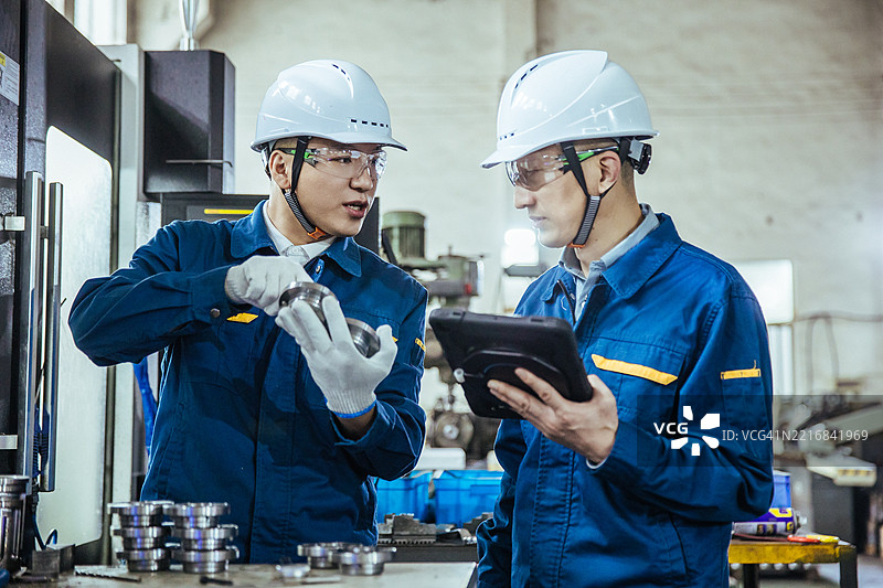 生产线上的工人正在制造机器零件图片素材