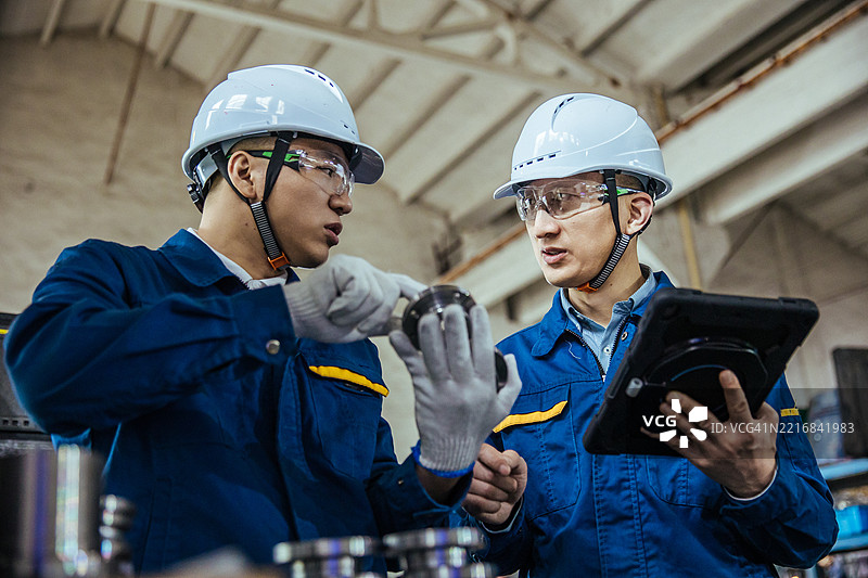 生产线上的工人正在制造机器零件图片素材