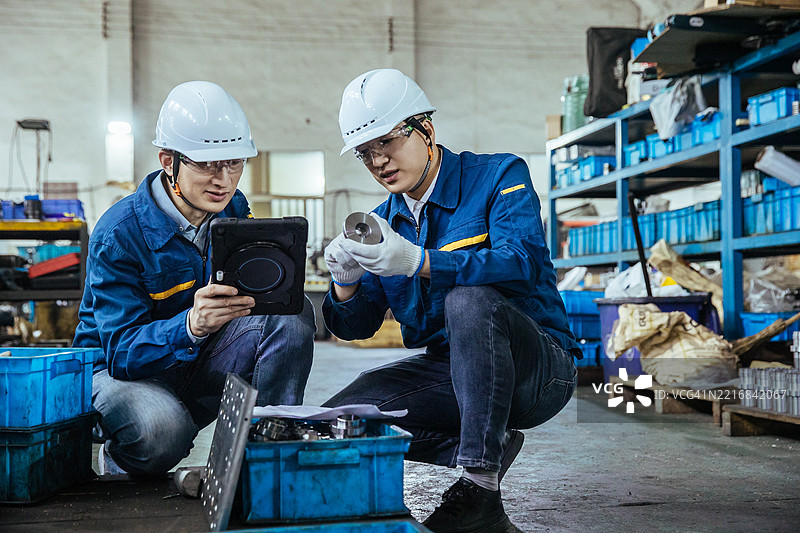 生产线上的工人正在制造机器零件图片素材