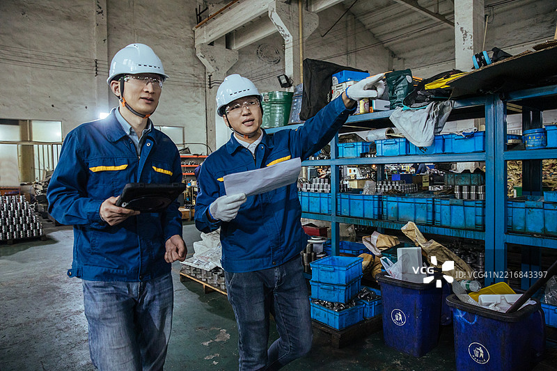 生产线上的工人正在制造机器零件图片素材