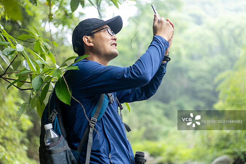 男子在溪流中徒步旅行图片素材