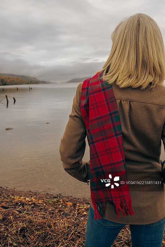 你需要望远镜才能看到尼斯湖水怪。图片素材