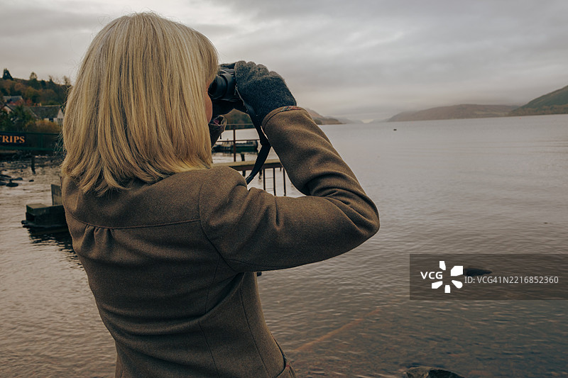 你需要望远镜才能看到尼斯湖水怪。图片素材