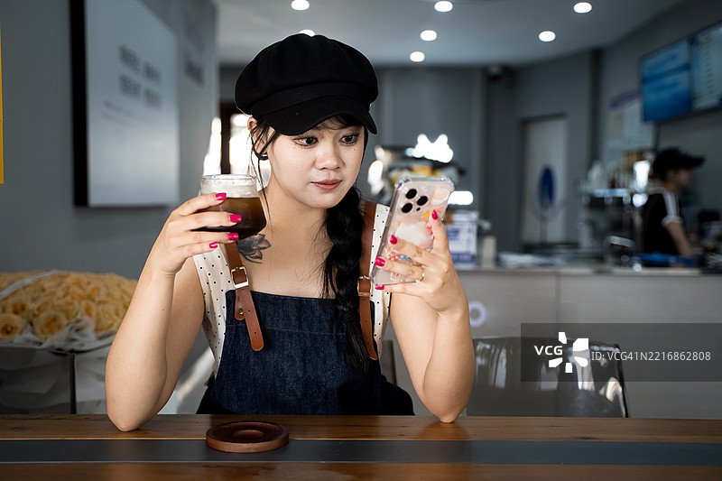 喝咖啡时使用智能手机图片素材