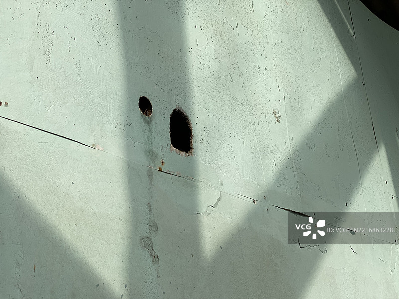 胶合板墙上的老鼠洞图片素材