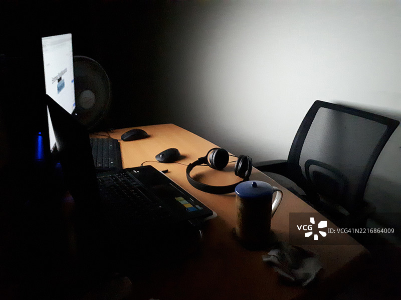 夜间在家工作图片素材