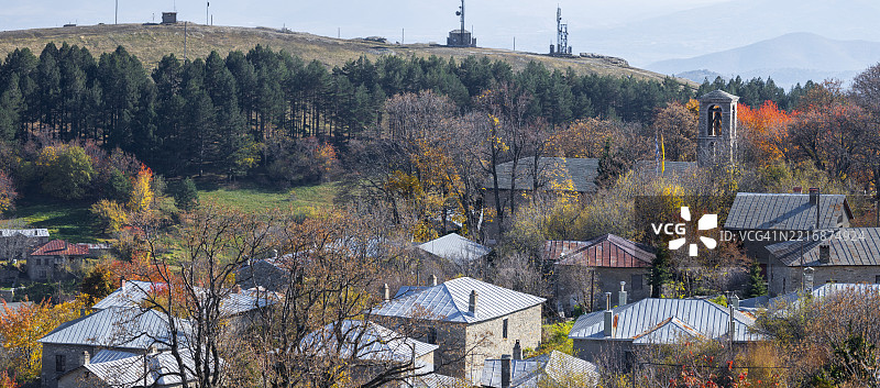 希腊秋季的风景如画的村庄尼姆法奥图片素材