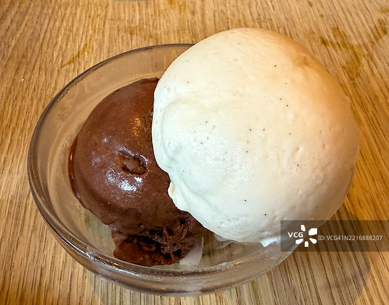 两球冰淇淋图片素材