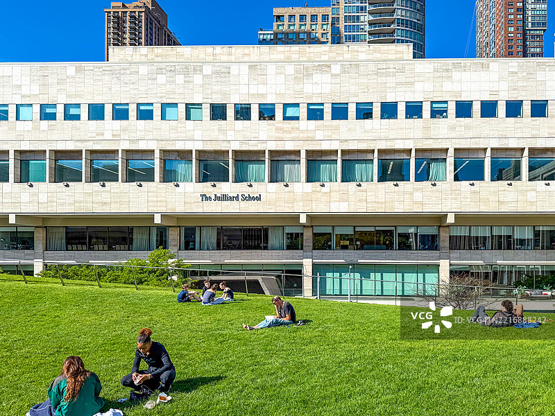 纽约市林肯中心北草坪上的人们图片素材