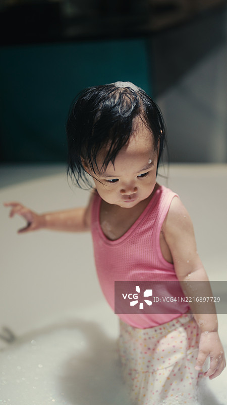 浴缸里的肥皂泡与姐姐。图片素材