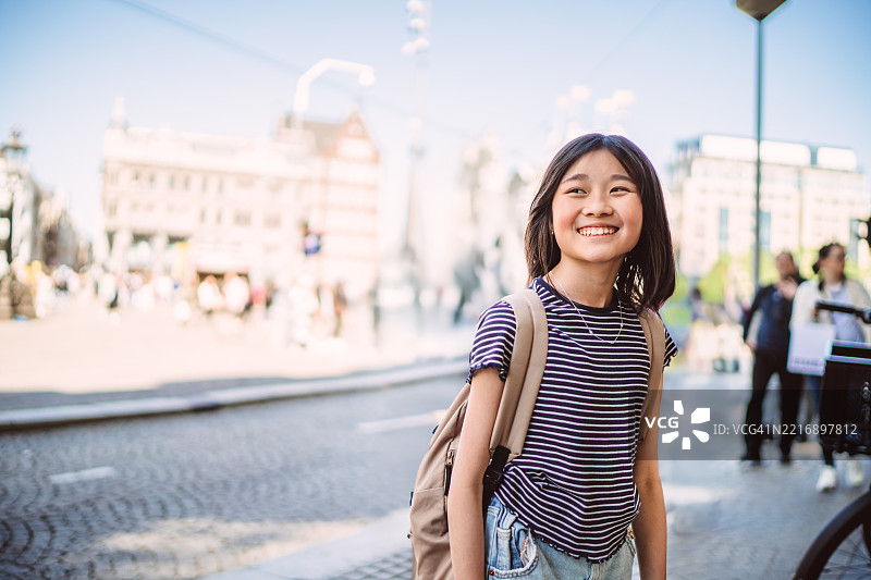 快乐的少女在暑假期间与家人一起探索著名城市图片素材