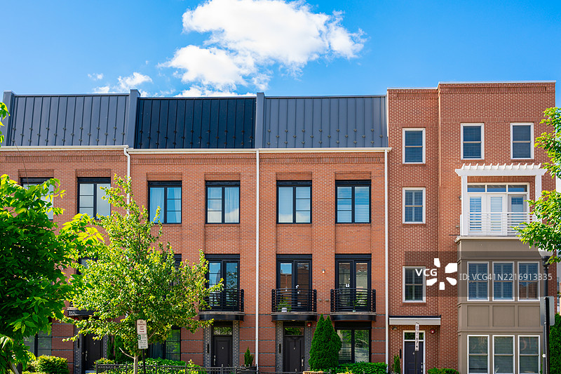 现代住宅社区中的一排联排别墅图片素材