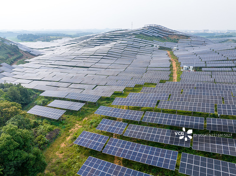 山坡上的光伏面板航拍照片图片素材