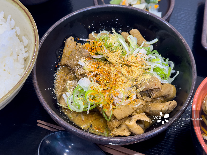 内脏炖菜配七味粉和柚子粉图片素材