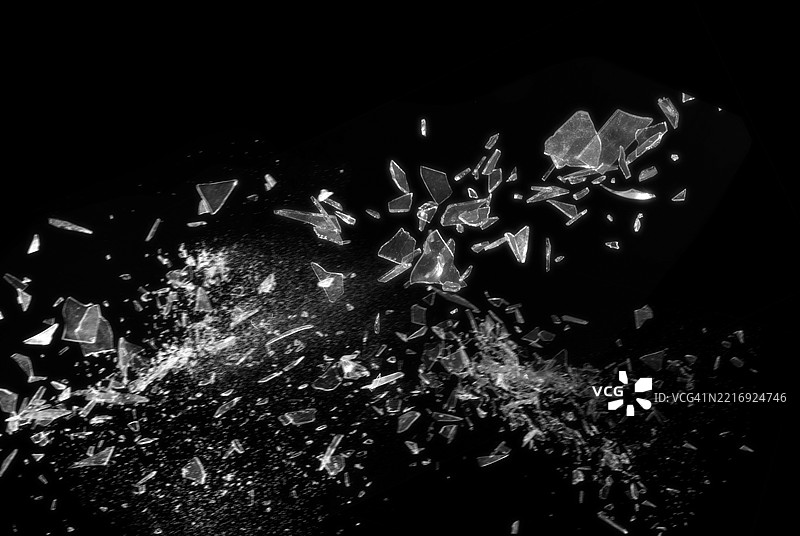 黑色背景上的破碎玻璃展示了碎玻璃的抽象纹理，细节丰富。该图像非常适合用作背景、纹理或抽象艺术项目。图片素材