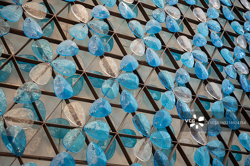 蓝白相间的墙壁，上面有蓝色花朵图案图片素材