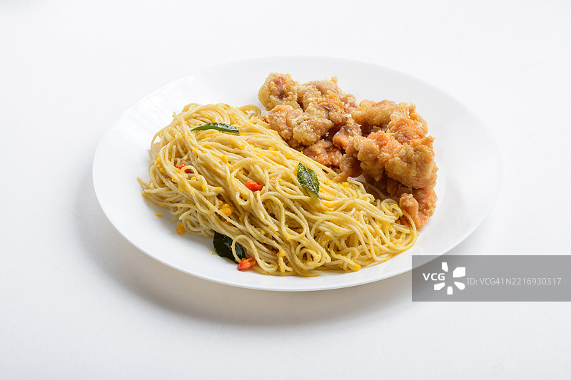 冷面配鸭蛋和炸鸡图片素材