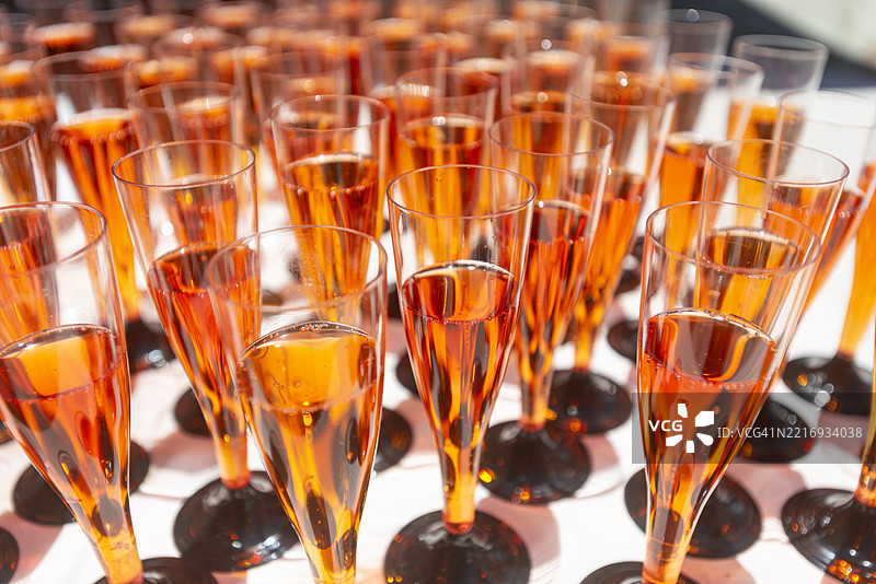 桌子上的一组开胃酒杯图片素材