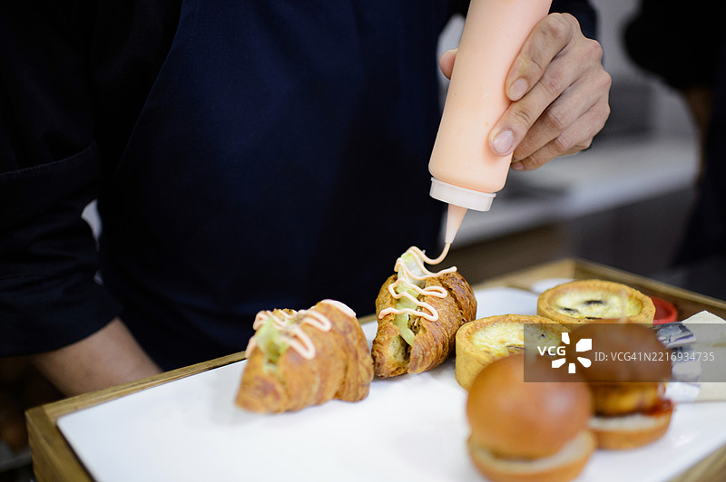 厨师在上菜前准备糕点图片素材