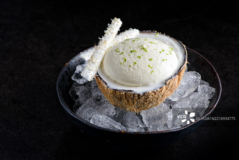 椰子冰淇淋精致餐后甜点图片素材