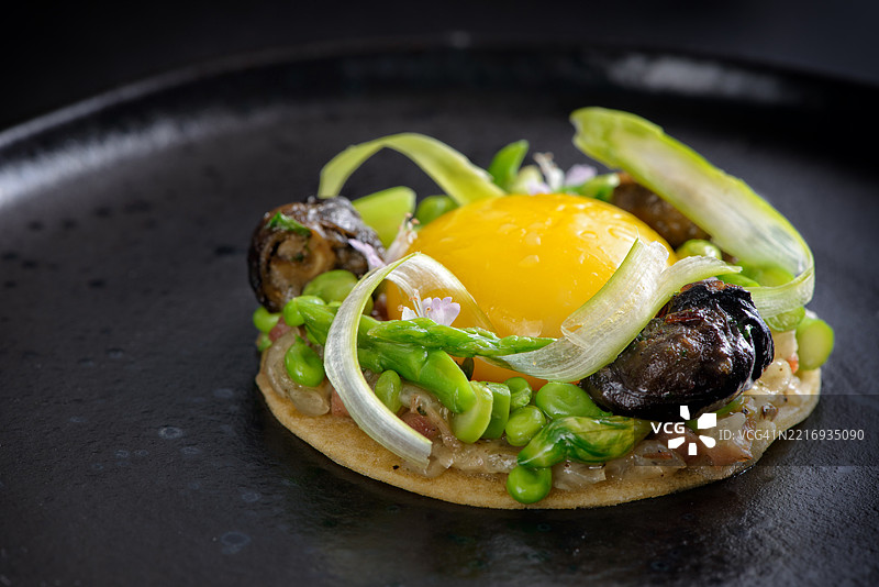 62摄氏度的鸡蛋精致餐饮图片素材