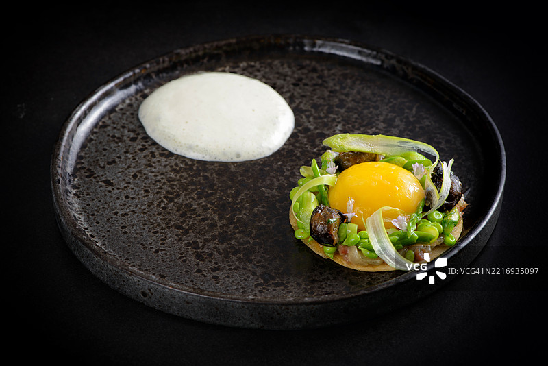 62摄氏度的鸡蛋精致餐饮图片素材