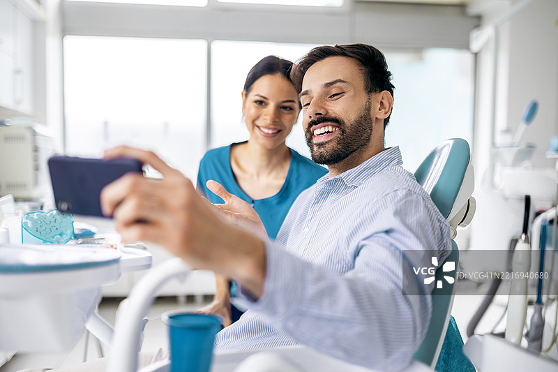 患者与牙医合影图片素材