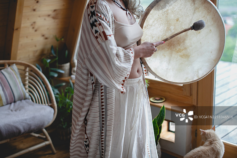 女性在音乐疗愈和治疗课程中演奏萨满鼓图片素材