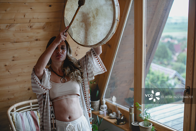 女性在音乐疗愈和治疗课程中演奏萨满鼓图片素材