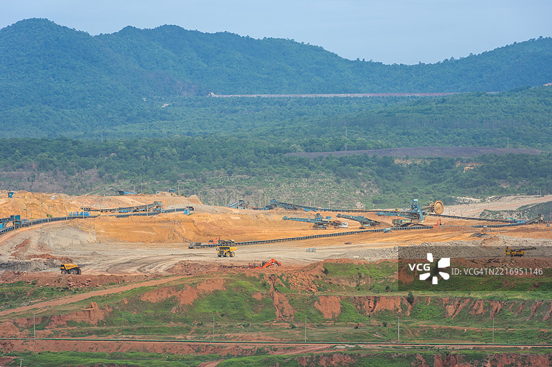露天煤矿开采作业，配有输送带和重型机械图片素材
