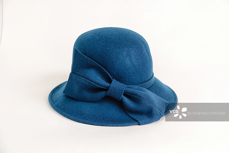 高角度视图的蓝色毛毡帽，背景为白色。图片素材