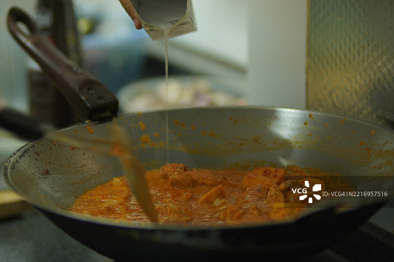 在锅中烹饪鸡肉咖喱和茄子图片素材