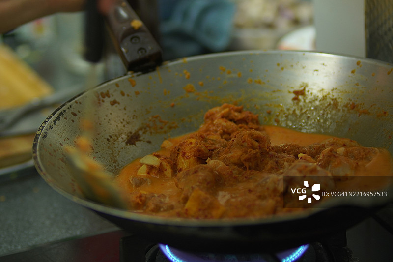 在锅中烹饪鸡肉咖喱和茄子图片素材