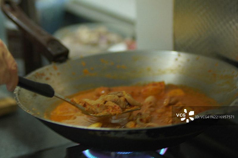 在锅中烹饪鸡肉咖喱和茄子图片素材