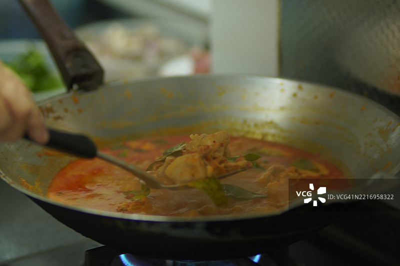 在锅中烹饪鸡肉咖喱和茄子图片素材