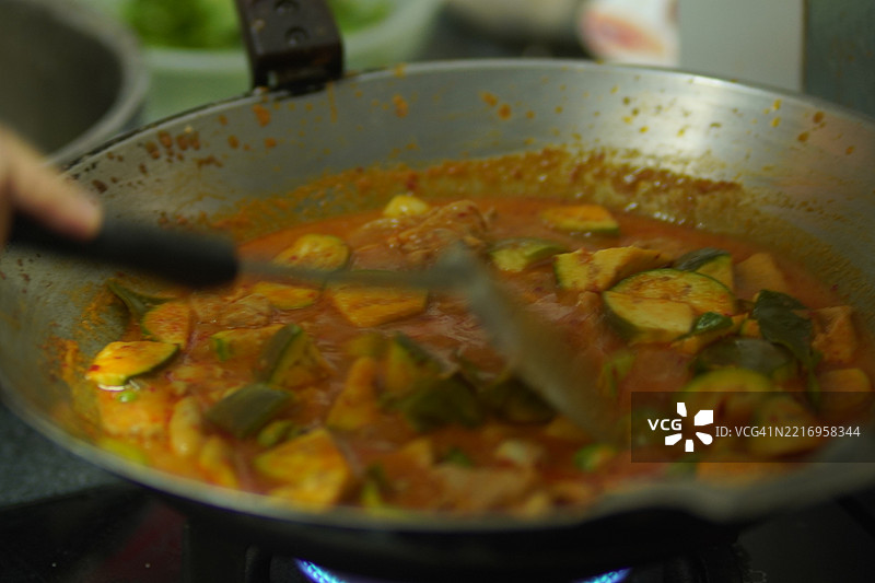 在锅中烹饪鸡肉咖喱和茄子图片素材