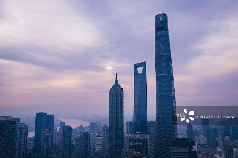 上海晨曦中的天际线，地标性摩天大楼图片素材