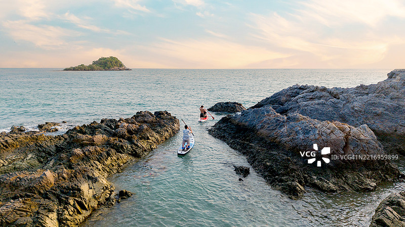 海上划水板上的情侣鸟瞰图。泰国夏季假期的户外水上运动与旅行。图片素材