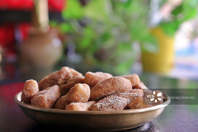 铜盘中的沙卡拉瓦拉提/沙卡拉瓦拉提/沙卡拉上皮/传统喀拉拉小吃特写/静物图片素材