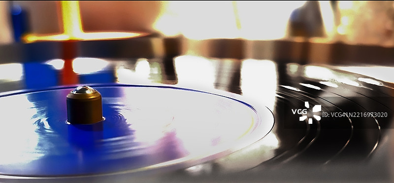 在唱盘上旋转的黑胶唱片图片素材