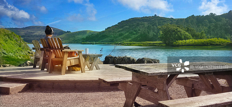 坐在俄罗斯河边的阿迪朗达克椅子上图片素材