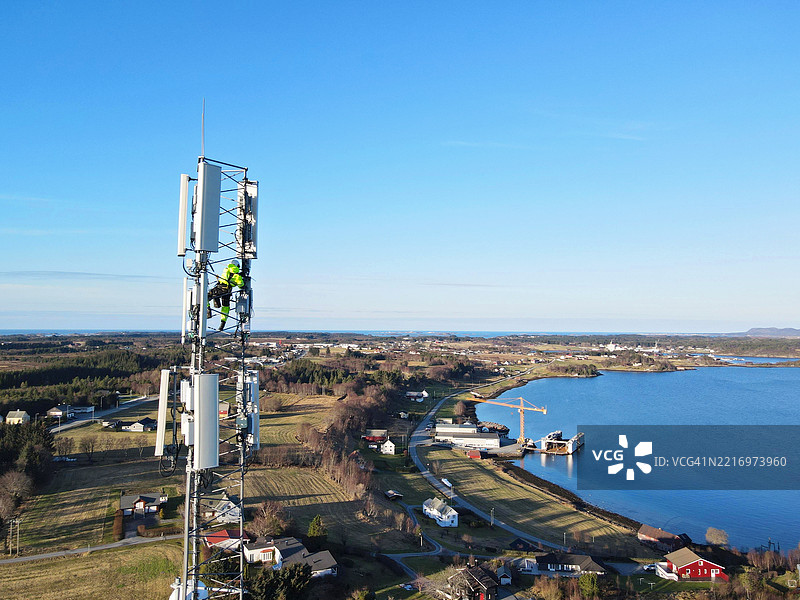高杆上的移动5G安装 - 无人机视角图片素材