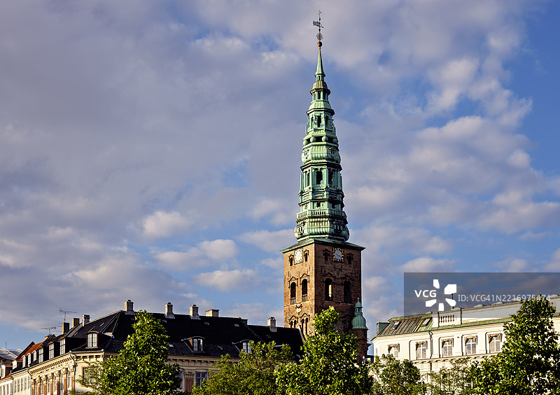 救世主教堂在阳光明媚的日子里高耸于哥本哈根的天际线之上图片素材