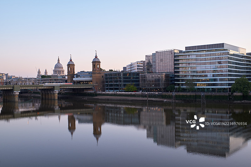 日出时分的伦敦城市天际线与泰晤士河相映成趣图片素材