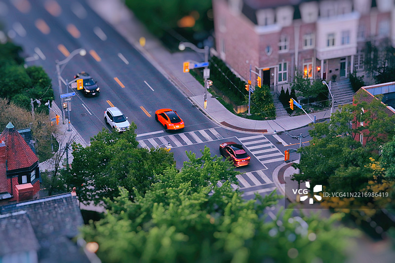 迷你小镇中的可爱汽车行驶中。倾斜移位摄影。图片素材