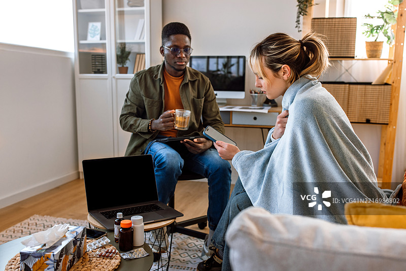 担心的夫妻在与医生进行视频通话。图片素材